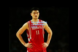 莱曼泳池边颠球展运动之美 健康体态诠释女足新形象