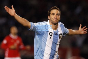 德甲巨人面临锋线抉择，莱万去留与凯恩传闻下的拜仁战略走向